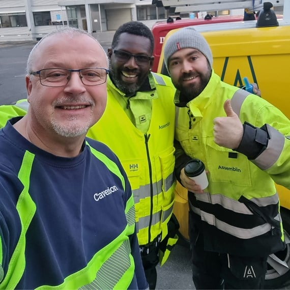 tekniker fra caverion og fra assemblin danner et hjerte med fingrene (4).jpg