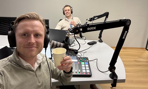 podcast cover med to smilende verter
