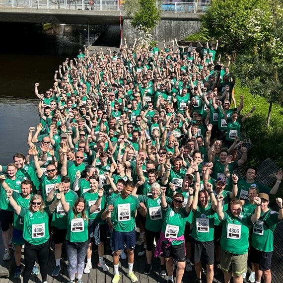 tekniker fra caverion og fra assemblin danner et hjerte med fingrene (5).jpg