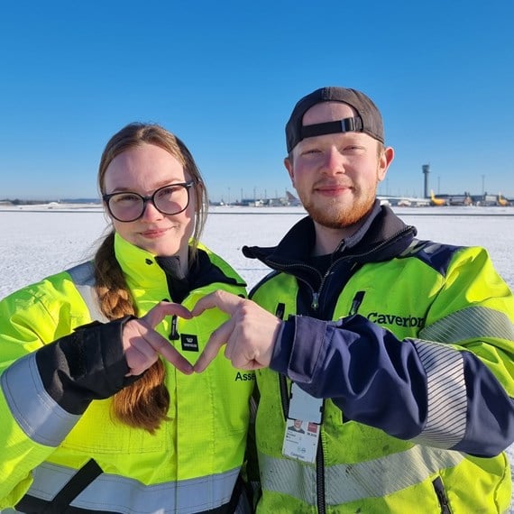 tekniker fra caverion og fra assemblin danner et hjerte med fingrene (2).jpg