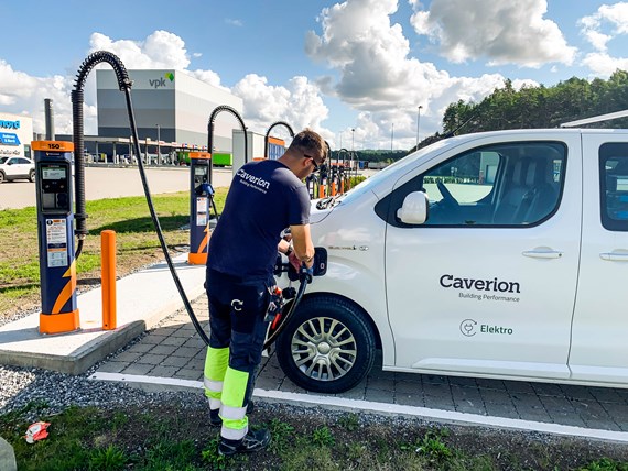 Caverion er best på installasjon og vedlikehold av ladestasjoner for el-kjøretøy i bygninger.  