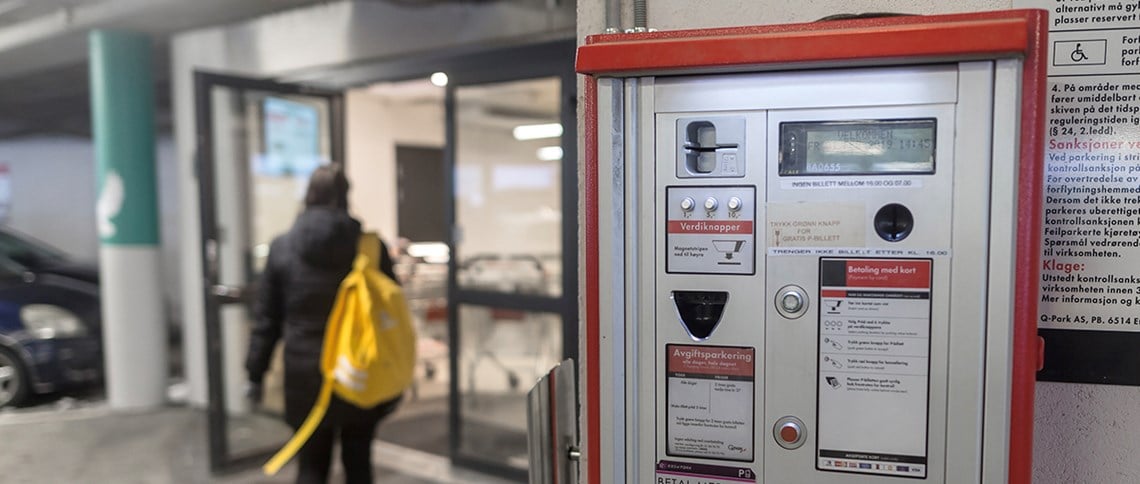 Automaten ble flyttet da Caverion oppdaget at dørene i bakgrunnen åpnet seg hver gang en kunde skulle hente billett. (Foto: Bodø Nu Respons