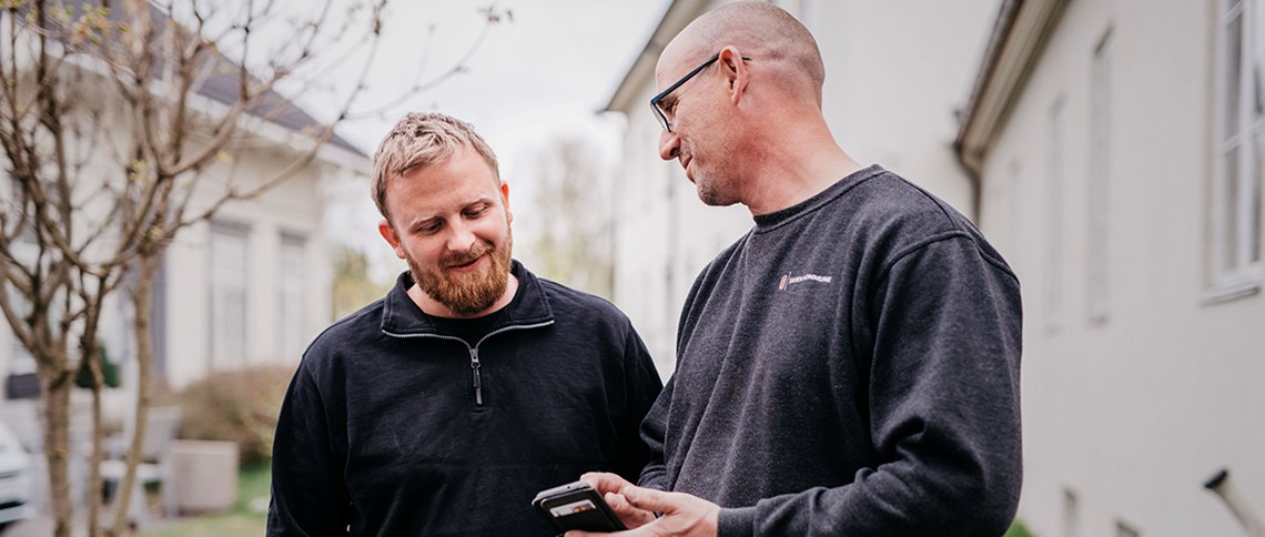 Ragnar Tveit (til v.) og Trond Danielsen bruker SD-anlegget aktivt for å overvåke anleggene de har ansvar for. – Jeg har mange bygg å følge opp og er avhengig av SD-anlegget for å gjøre jobben min. Jeg tar gjerne en sjekk i helgene også, sier Danielsen. 